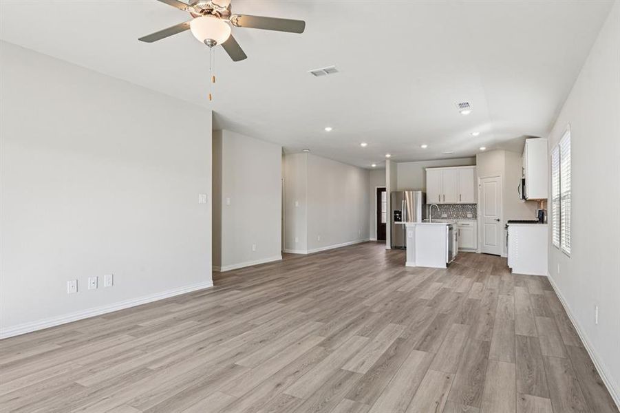 Spacious, unfurnished interior of a new home in Stonehaven, Seagoville (Image 34).