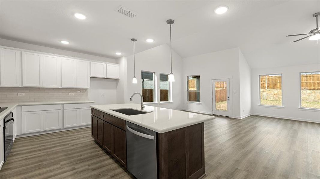 10. 1504 Edgeway - Kitchen (3) 10. 1504 Edgeway - Kitchen (3)