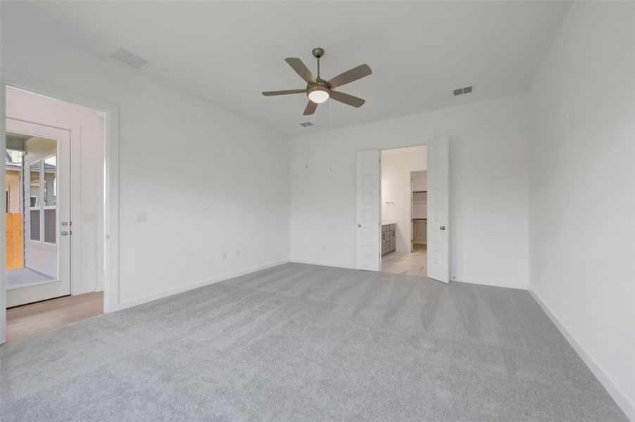 Spacious, unfurnished interior of a new home in Cedar Brook, Leander (Image 11).