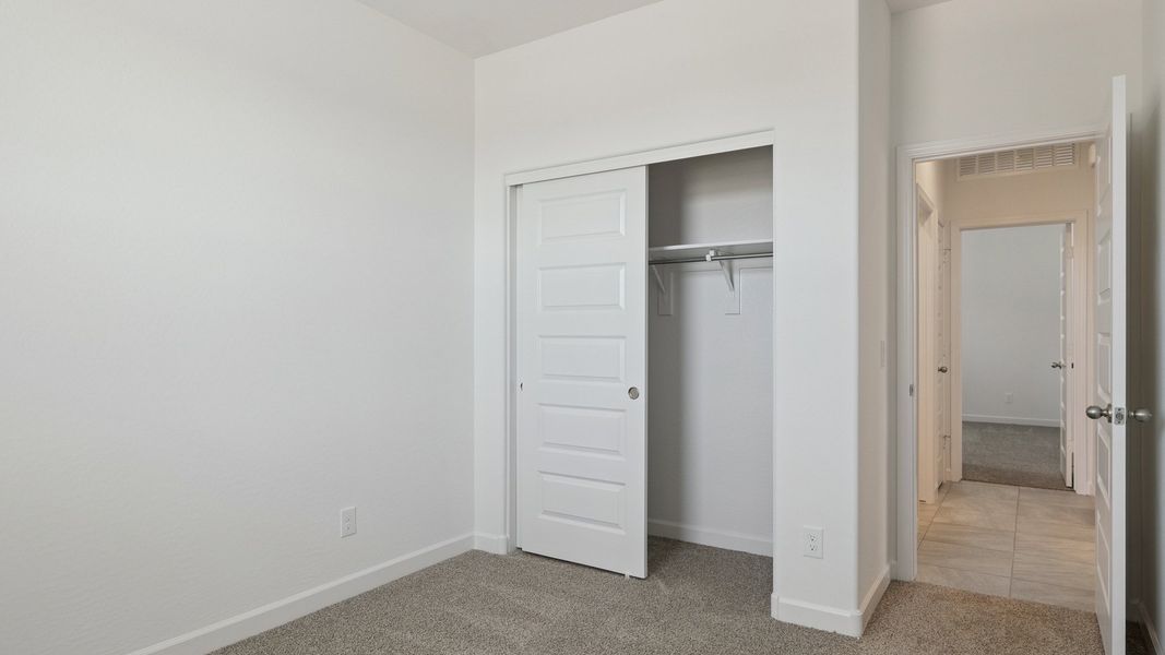 Spacious, unfurnished interior of a new home in Quail Ranch, San Tan Valley (Image 25).