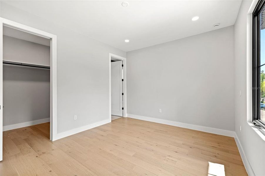 Spacious, unfurnished interior of a new home in , Orlando (Image 30).