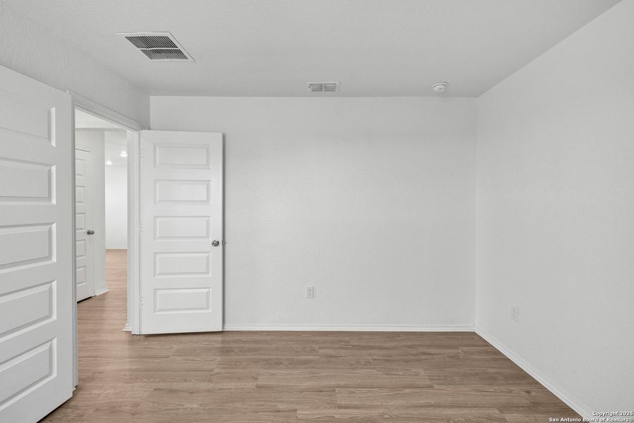 Spacious, unfurnished interior of a new home in Blue Ridge Ranch, San Antonio (Image 12).