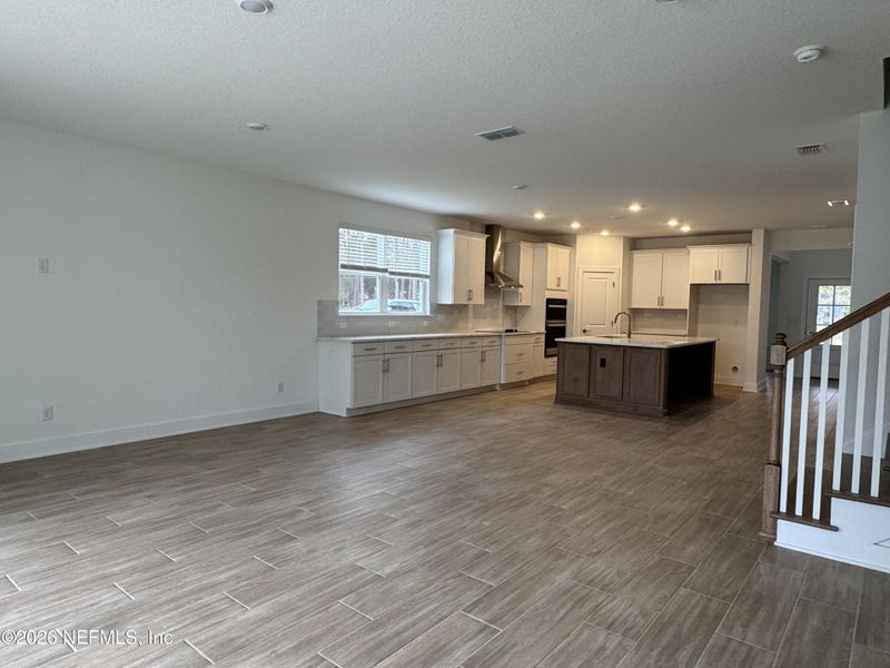 Spacious, unfurnished interior of a new home in Pirates Bluff, Yulee (Image 5).