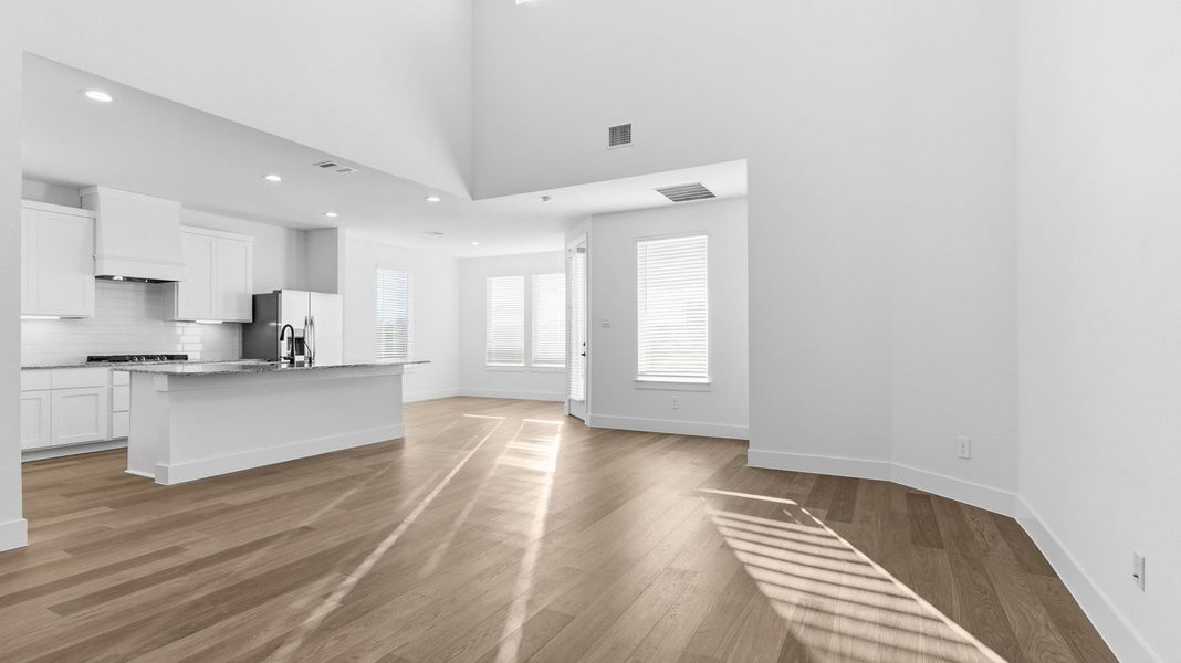 Spacious, unfurnished interior of a new home in Davis Harbor, League City (Image 12).