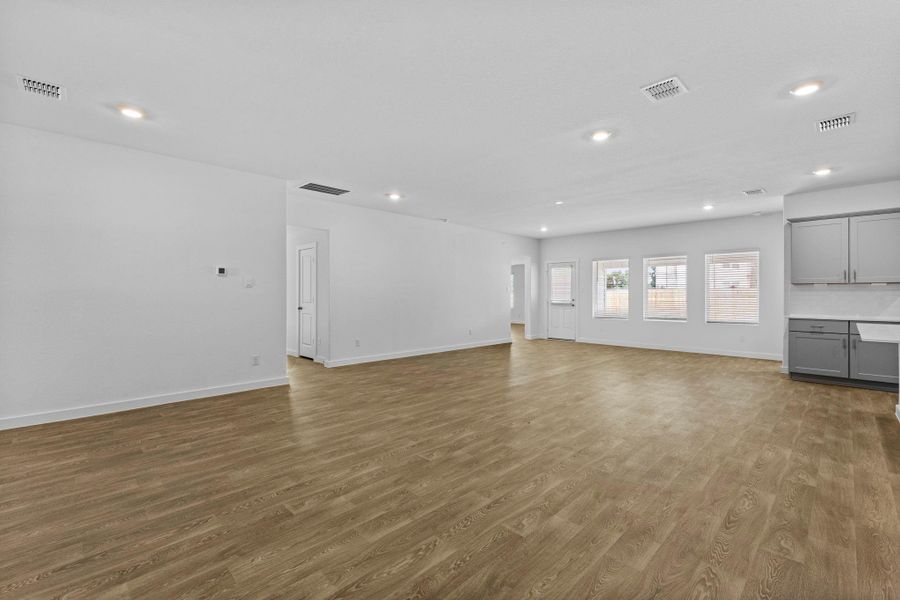 Spacious, unfurnished interior of a new home in Sonoma Oaks, Fredericksburg (Image 26).