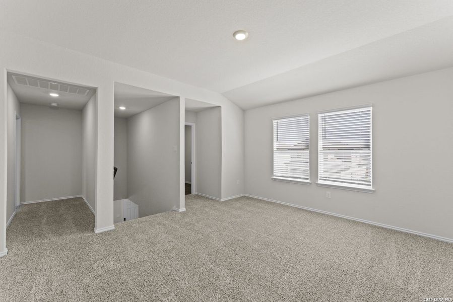 Spacious, unfurnished interior of a new home in Laurel Vistas, San Antonio (Image 28).