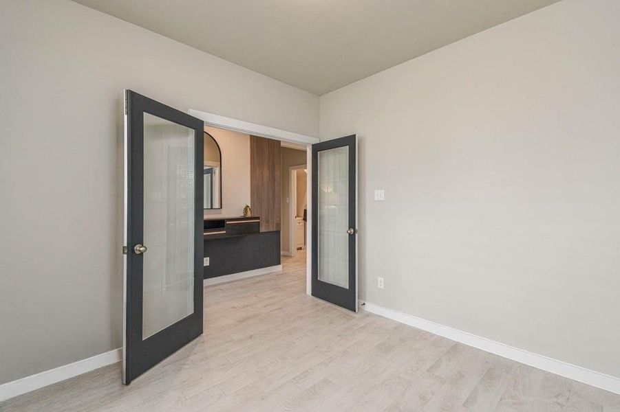 Office/flex room right off the entry