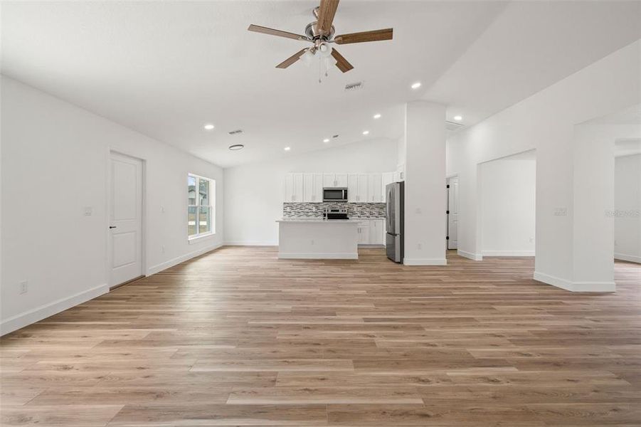 Spacious, unfurnished interior of a new home in , Weeki Wachee (Image 37).