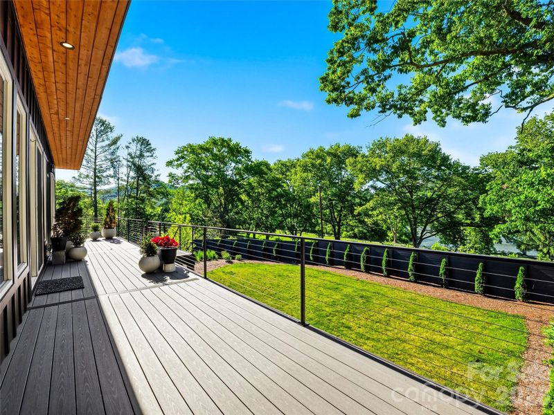 Deck with sweeping views of the private yard and Beaver Lake beyond.