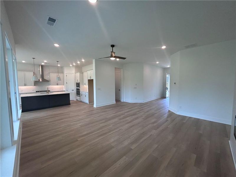 Spacious, unfurnished interior of a new home in Old Mill Preserve, Dallas (Image 8).
