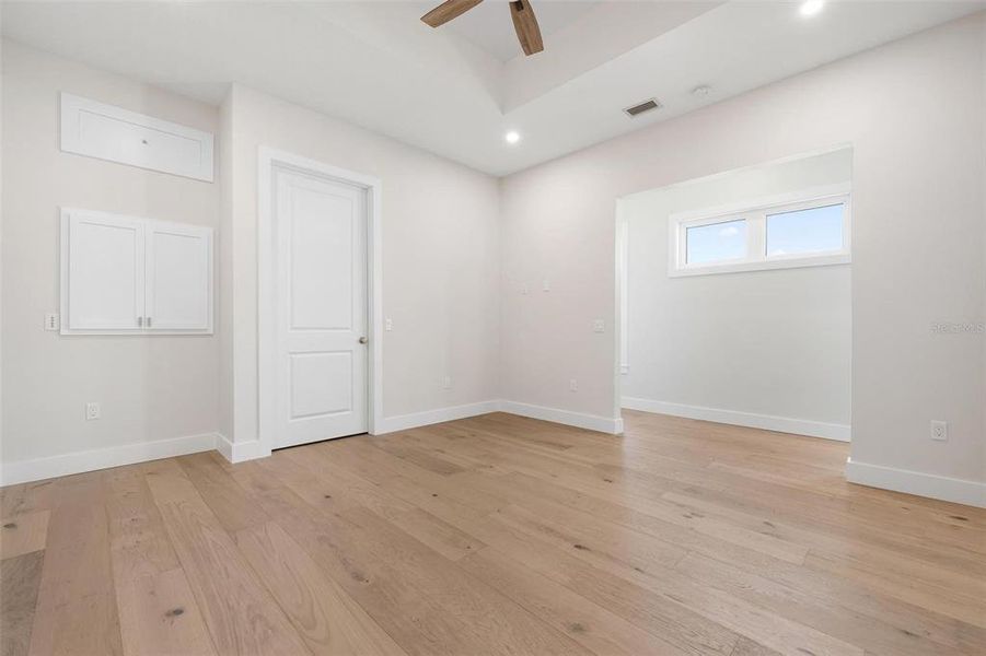 Spacious, unfurnished interior of a new home in , Sarasota (Image 58).