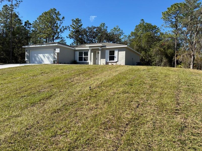 Exterior details and patio area of a home in , Citrus Springs (Image 3).