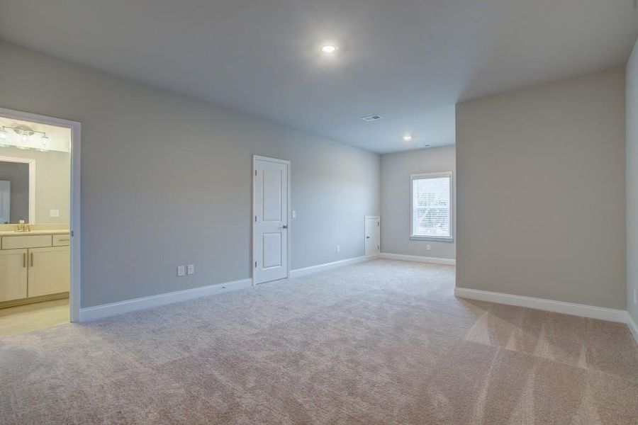 Spacious, unfurnished interior of a new home in Livingstone Park, Kennesaw (Image 27).