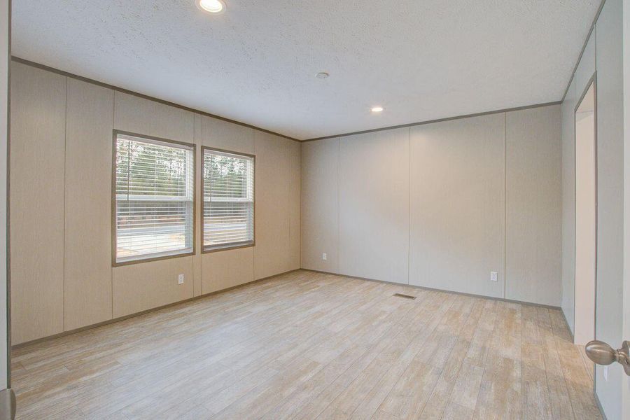 Spacious, unfurnished interior of a new home in , Walterboro (Image 21).
