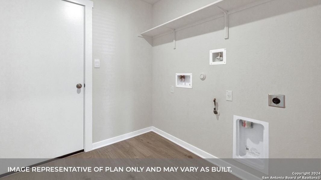 Spacious, unfurnished interior of a new home in Sonoma Oaks, Fredericksburg (Image 23).