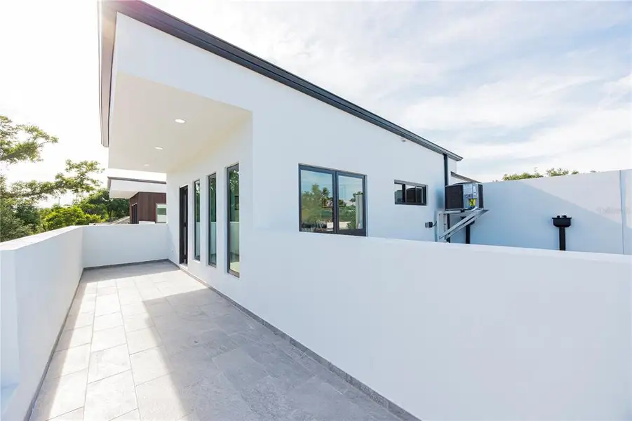 Exterior details and patio area of a home in , St. Petersburg (Image 4).