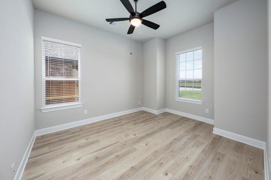 Spacious, unfurnished interior of a new home in Sierra Vista, Iowa Colony (Image 11).