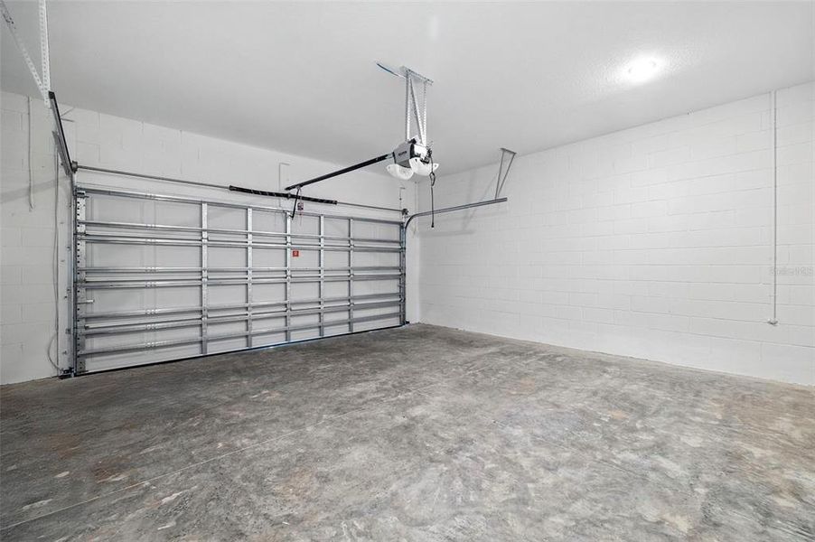 Spacious, unfurnished interior of a new home in Eagletail Landings, Howey-in-the-Hills (Image 10).