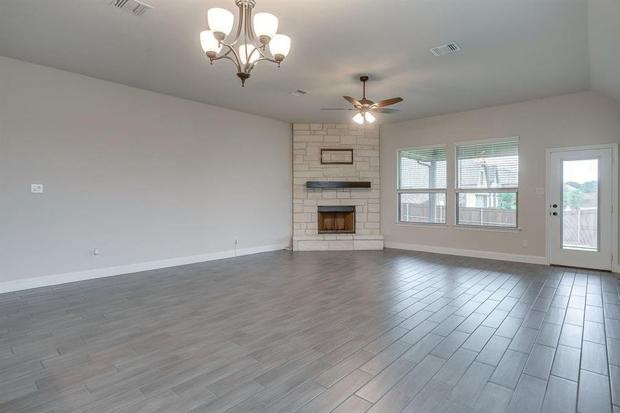 Spacious, unfurnished interior of a new home in Oak Hills, Burleson (Image 15).