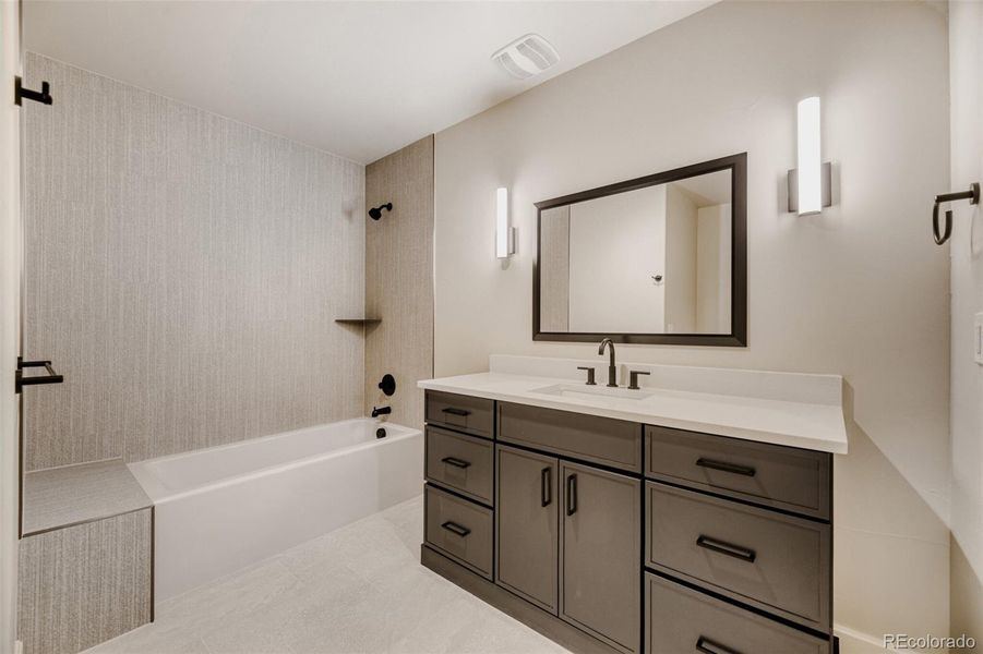 Secondary En suite full bath