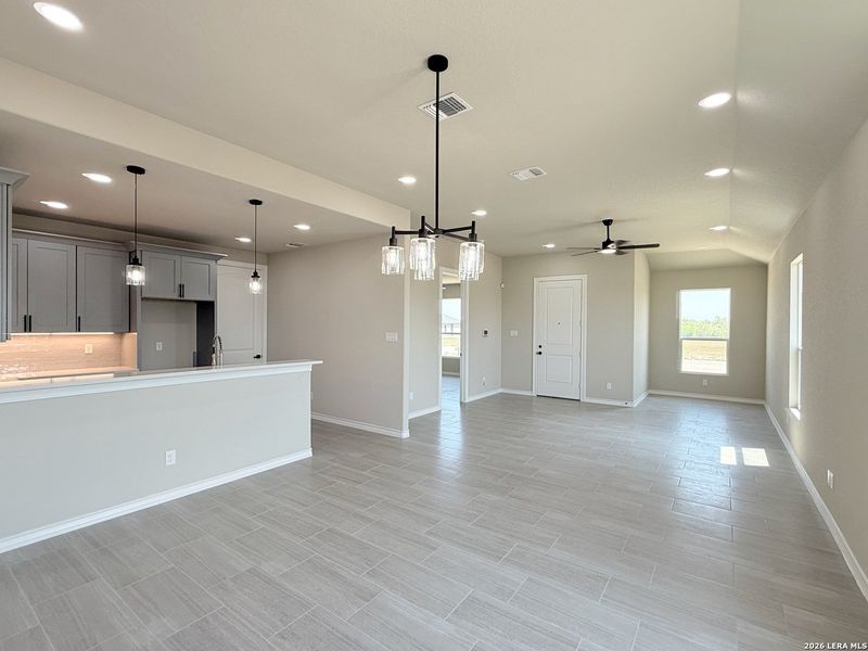 Spacious, unfurnished interior of a new home in , La Vernia (Image 18).