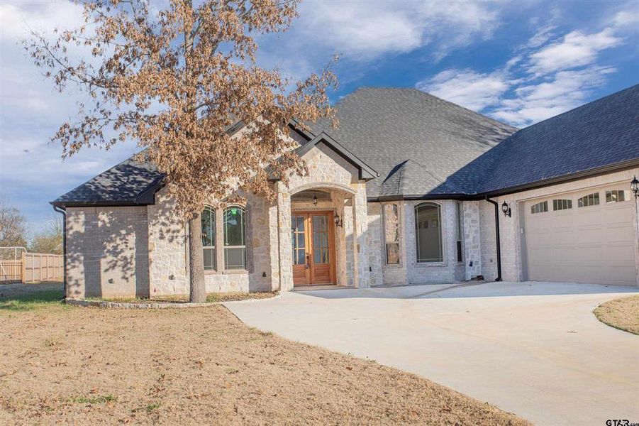 Exterior details and patio area of a home in , Hideaway (Image 3).