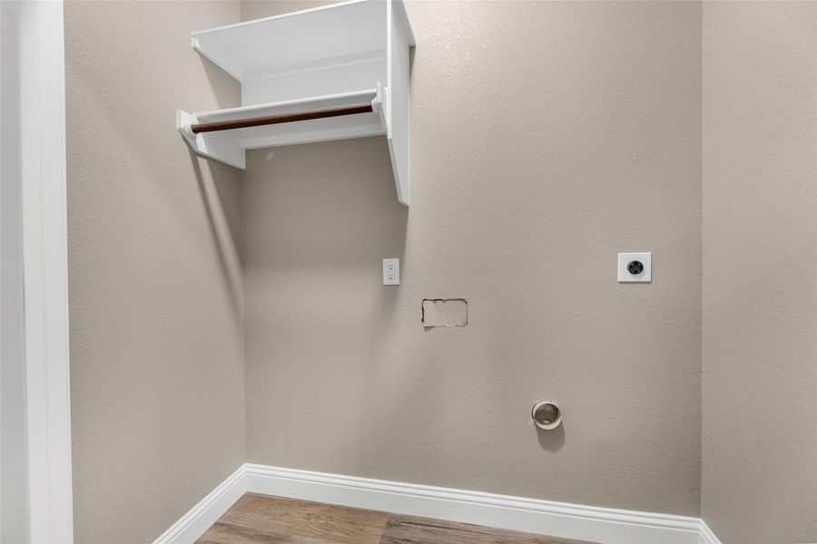 Spacious, unfurnished interior of a new home in , Navasota (Image 9).