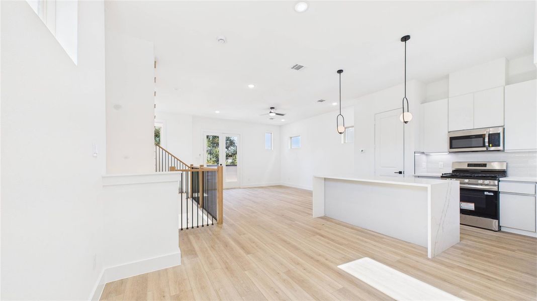 Kitchen/dining combo