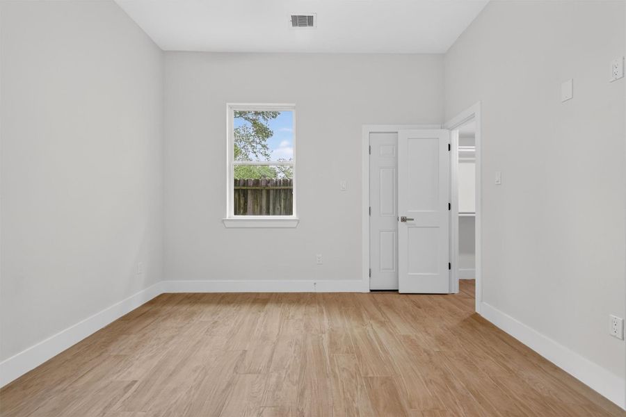 1067-Downstairs Room with full Bathroom