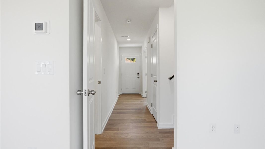 Spacious, unfurnished interior of a new home in Oak Hill, Vonore (Image 15).