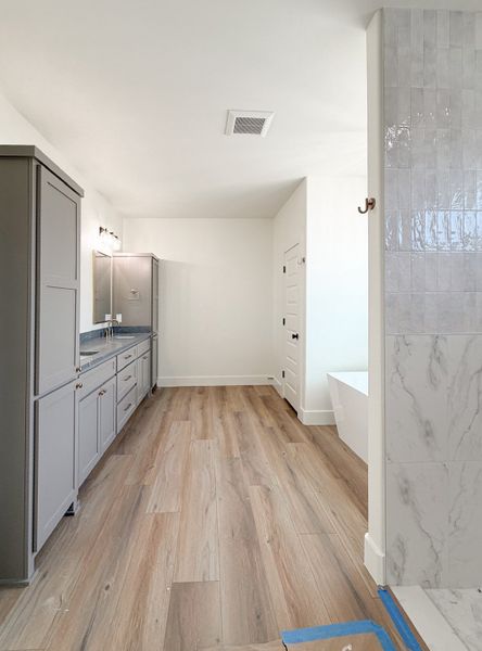 Spacious, unfurnished interior of a new home in Escalera Ranch 1833, Victoria (Image 16).