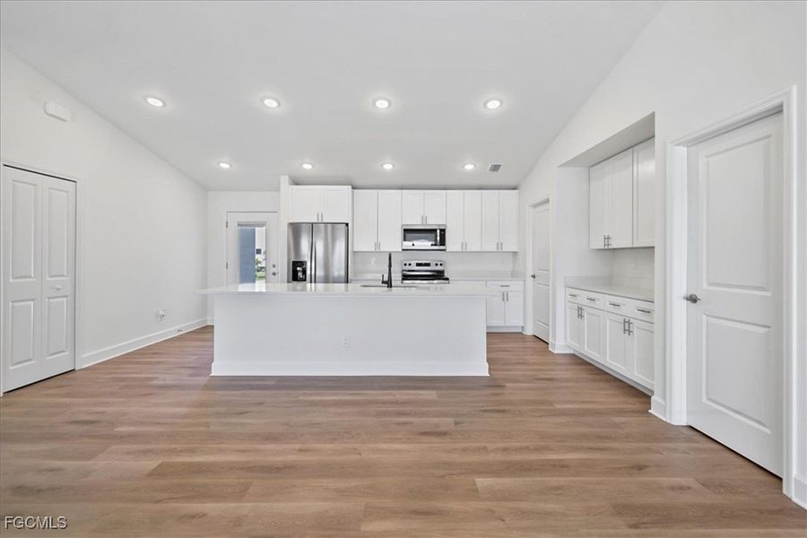 Spacious, unfurnished interior of a new home in Cape Coral, Cape Coral (Image 14).