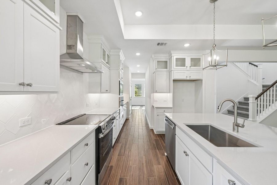 Plenty of cabinet and counter space! Plenty of cabinet and counter space!