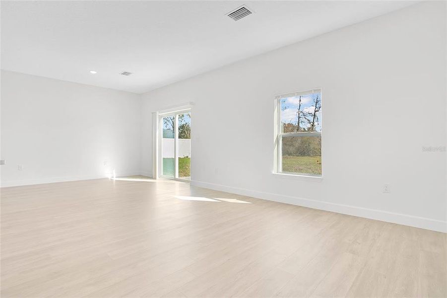Spacious, unfurnished interior of a new home in , Ocala (Image 21).