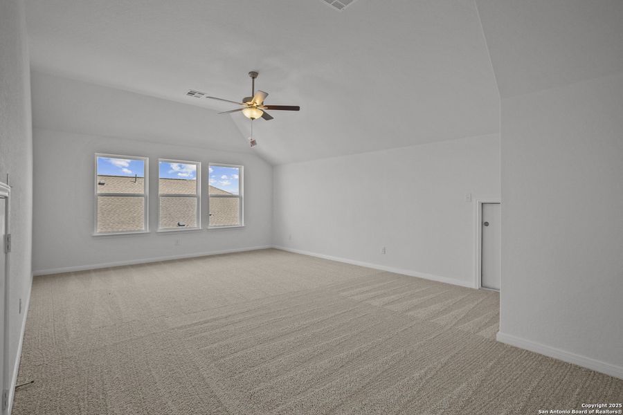 Spacious, unfurnished interior of a new home in Homestead, Schertz (Image 36).