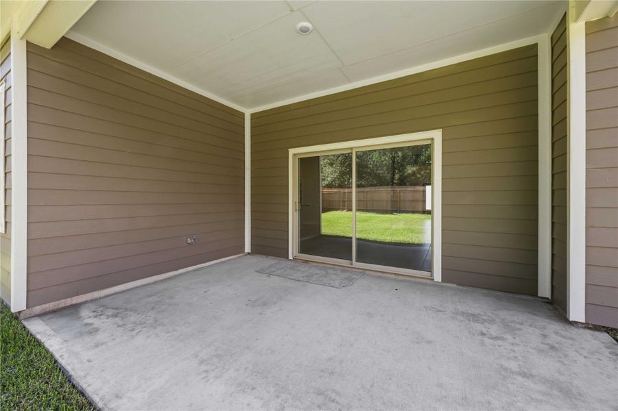 Exterior details and patio area of a home in Sundance Cove, Crosby (Image 17).
