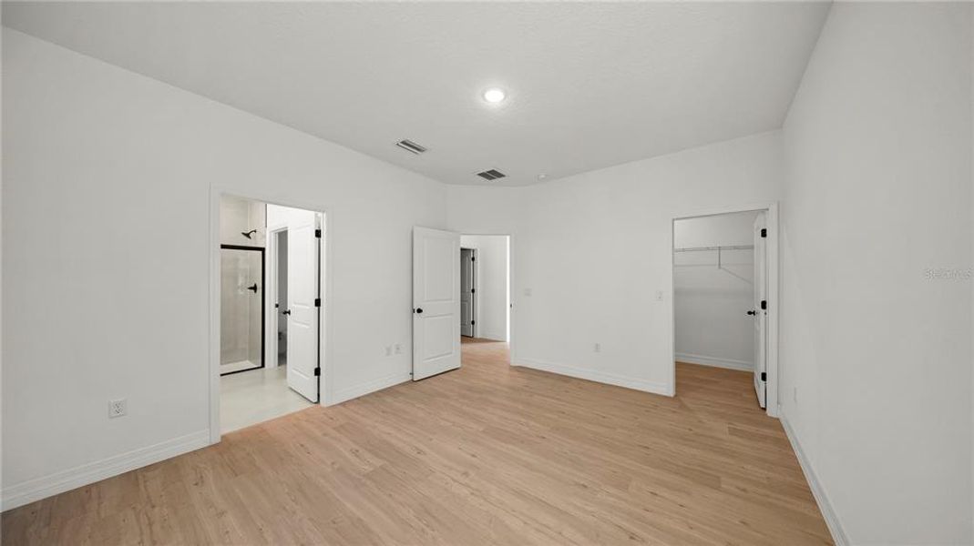 Spacious, unfurnished interior of a new home in , Citrus Springs (Image 22).