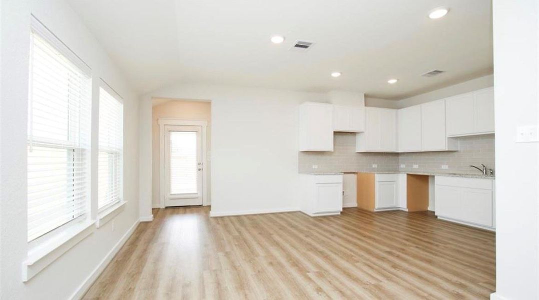 Spacious, unfurnished interior of a new home in Gifford Meadows, Angleton (Image 6).