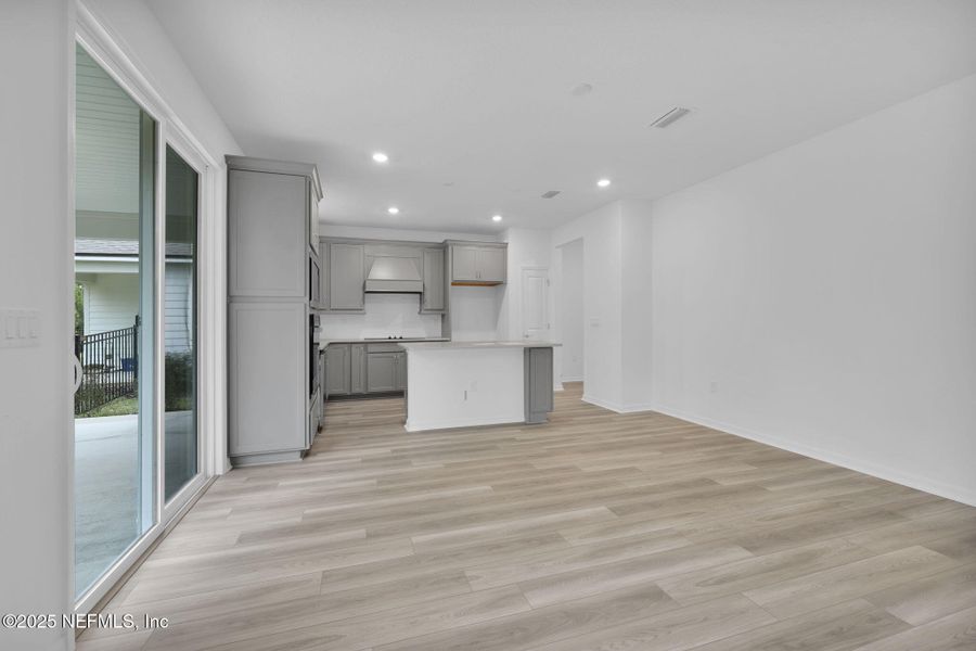 Spacious, unfurnished interior of a new home in Hyland Trail, Green Cove Springs (Image 31).