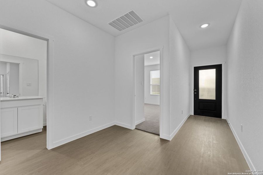 Spacious, unfurnished interior of a new home in , New Braunfels (Image 24).