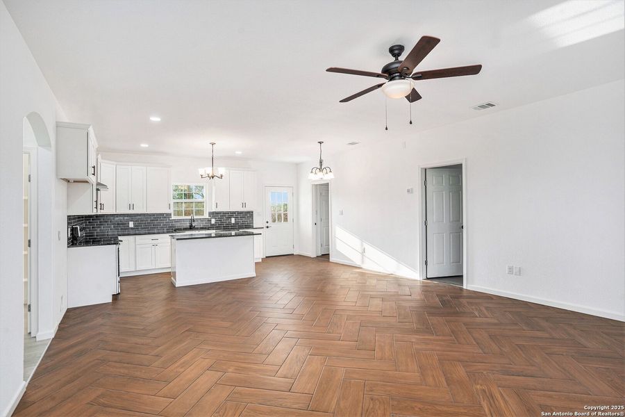 Spacious, unfurnished interior of a new home in , Seguin (Image 20).