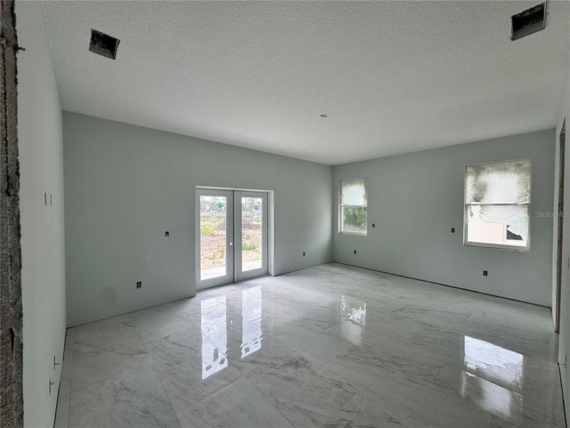 Spacious, unfurnished interior of a new home in , Ocala (Image 6).