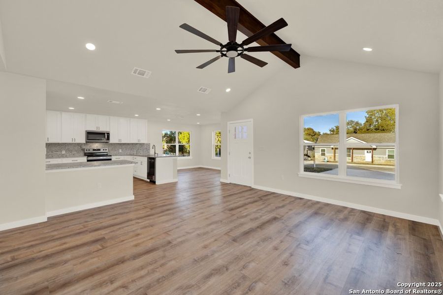 Spacious, unfurnished interior of a new home in , Canyon Lake (Image 31).