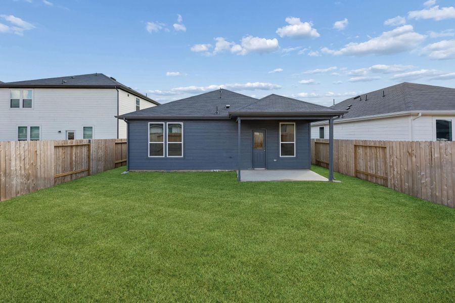 Exterior details and patio area of a home in Stokesbury, Waller (Image 4).