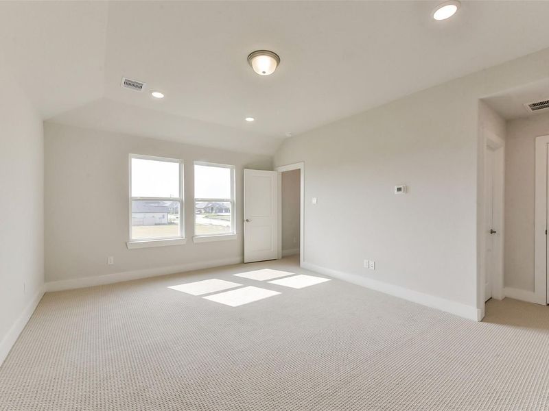 Spacious, unfurnished interior of a new home in Lago Mar, Texas City (Image 31).