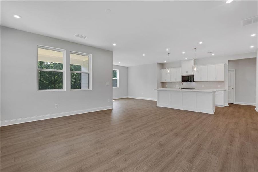 Spacious, unfurnished interior of a new home in Cambridge at Steels Bridge, Canton (Image 34).