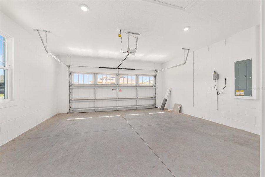 Spacious, unfurnished interior of a new home in , Ocala (Image 24).
