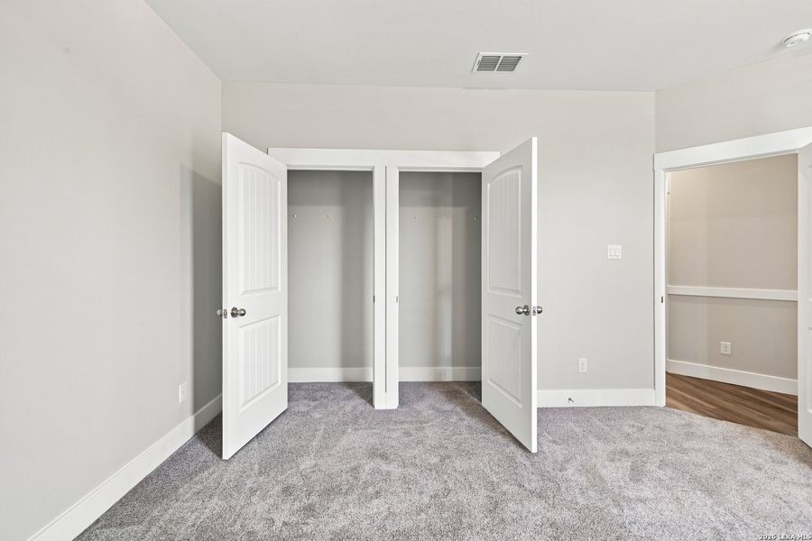 Spacious, unfurnished interior of a new home in Las Palomas Country Club Estates, La Vernia (Image 43).