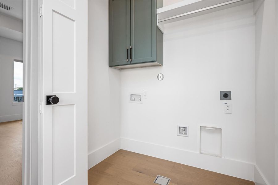 A utility room includes washer/dryer hookups and a gas connection for optimal laundry function A utility room includes washer/dryer hookups and a gas connection for optimal laundry function