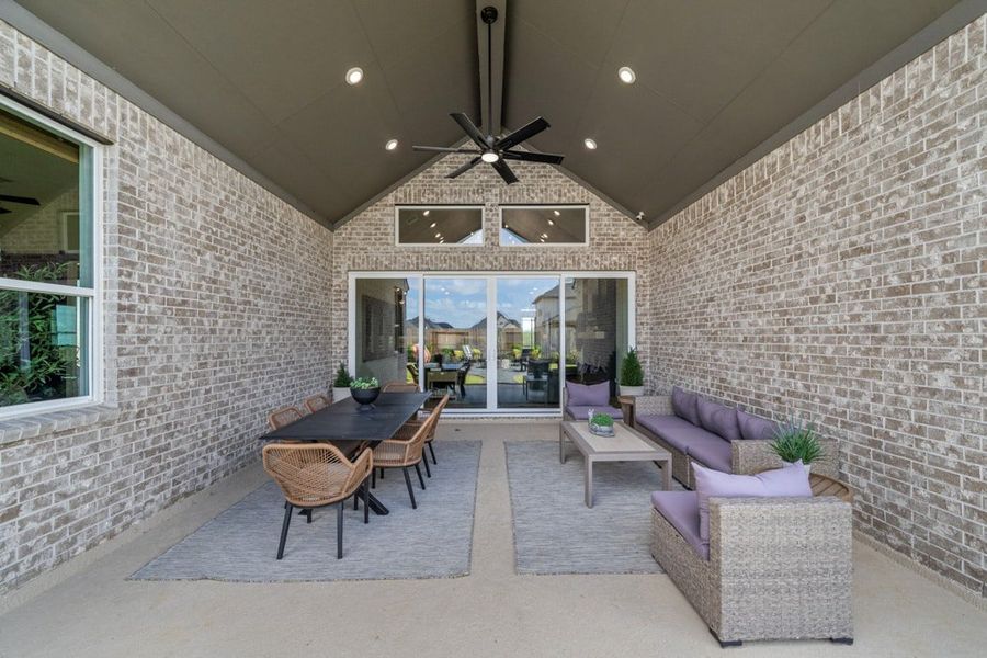 Exterior details and patio area of a home in Attwater, Waller (Image 4).